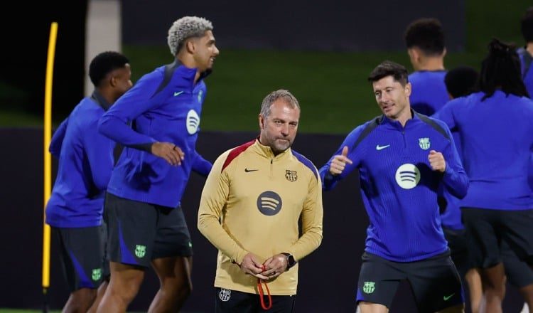 El alemán Hansi Flick (cen.), en los entrenamientos del Barcelona. Foto: EFE