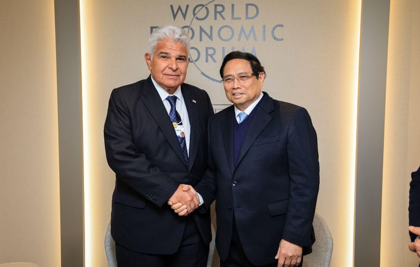 José Raúl Mulino, presidente de Panamá junto al primer ministro de Vietnam, Pham Minh Chinh. Foto: Cortesía
