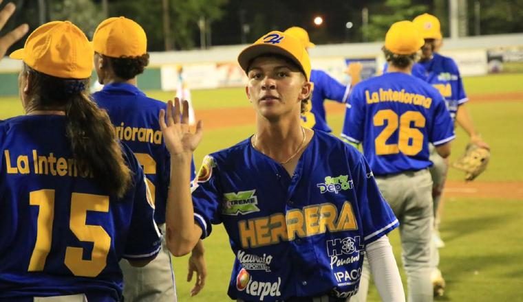 Jugadores del equipo de Herrera. Foto: Fedebeis