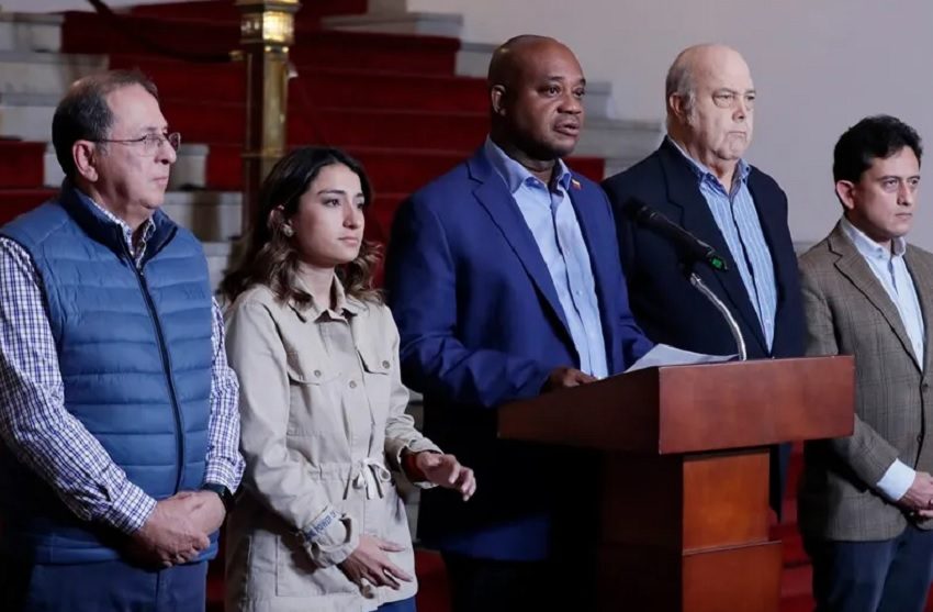El Canciller de Colombia, Luis Gilberto Murillo (c), habla durante una rueda de prensa este domingo, en Bogotá (Colombia). EFE/ Carlos Ortega