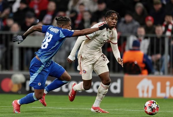 El panameño César Blackman del Slovan Bratislava marca a Mathys Tel del Bayern  de Alemania. Foto: EFE