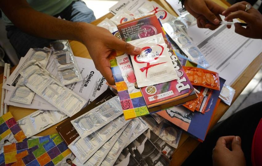 Documentos y preservativos en una campaña contra la difusión del Sida. Foto: EFE
