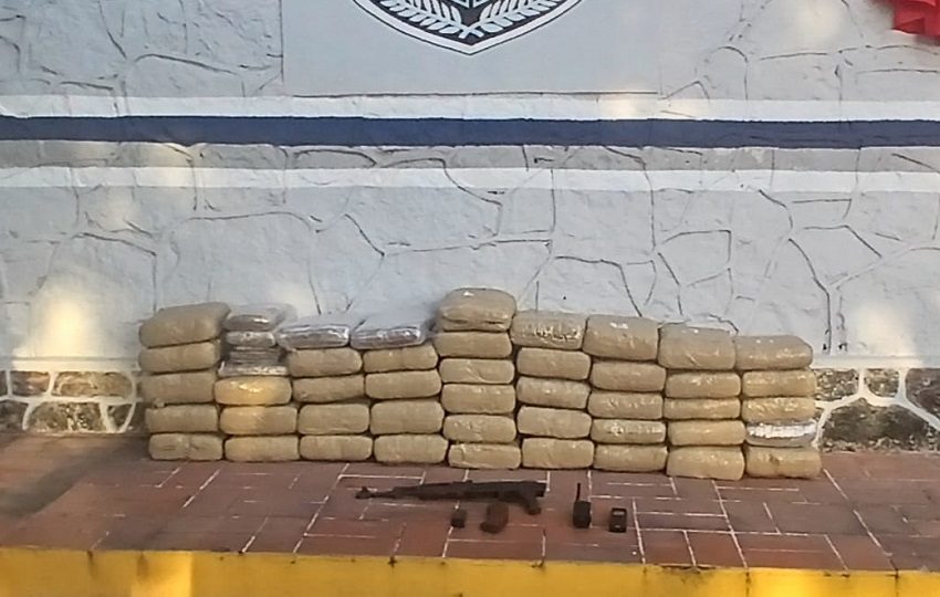 Las autoridades decomisaron 48 paquetes de sustancia ilícita, armas y un celular.