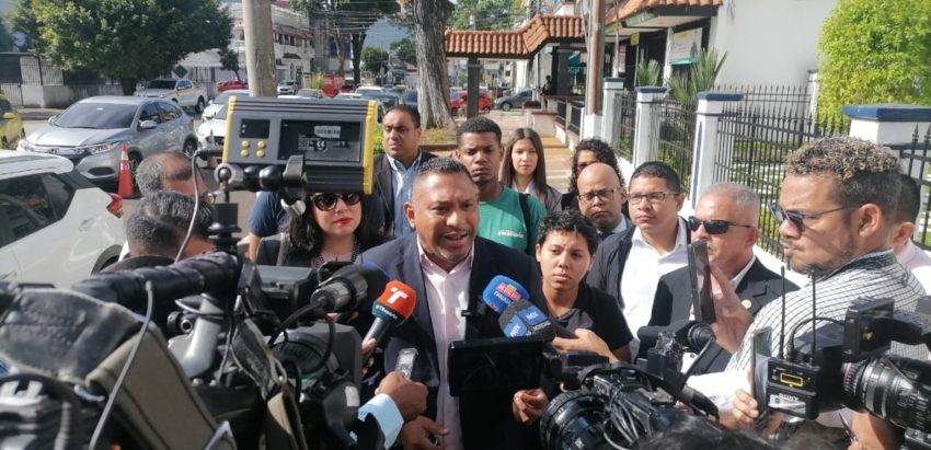 Defensoría de los Derechos de los Universitarios, presentó una denuncia ante el Ministerio Público. Foto: Cortesía