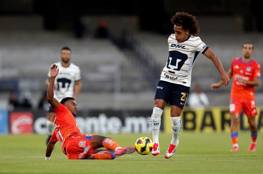 Adalberto Carrasquilla, de Pumas (der.) y Bárcenas, de Mazatlán. Foto: EFE