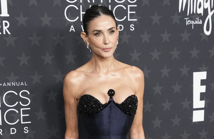 Demi Moore posando durante la 30ª edición de los Critics Choice Awards. Foto: EFE