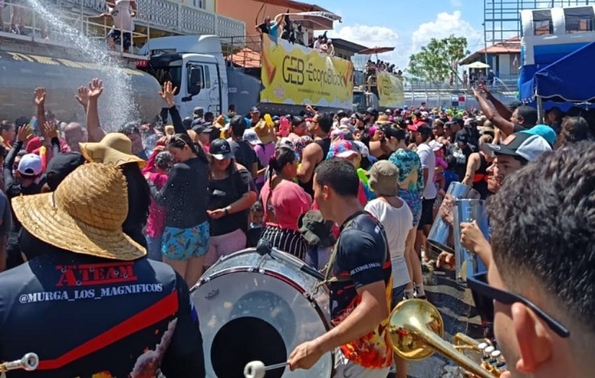 El Parque Unión de Chitré se convirtió en el epicentro de la alegría infantil, con juegos acuáticos, carros cisterna que refrescaron a los asistentes con mucha agua y espuma. Foto. Thays Domínguez