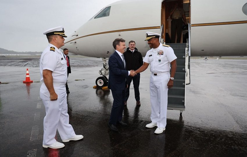 El almirante Alvin Holsey  a su llegada a Panamá. Foto: Embajada de EE.UU.