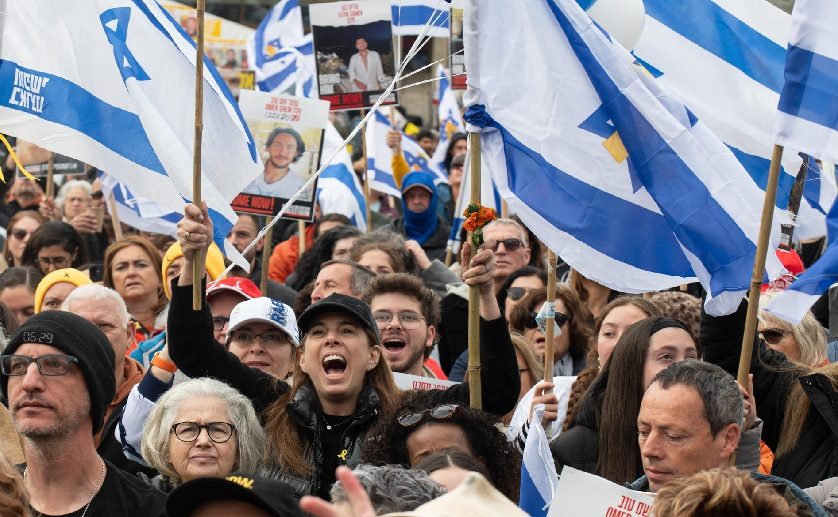 Cientos de israelíes aguardan en Tel Aviv la liberación de rehenes de Gaza. Foto: EFE