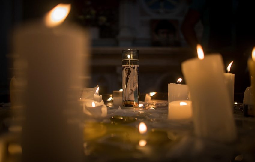 Fotografía de archivo de una veladora con la imagen de José Gregorio Hernández. EFE