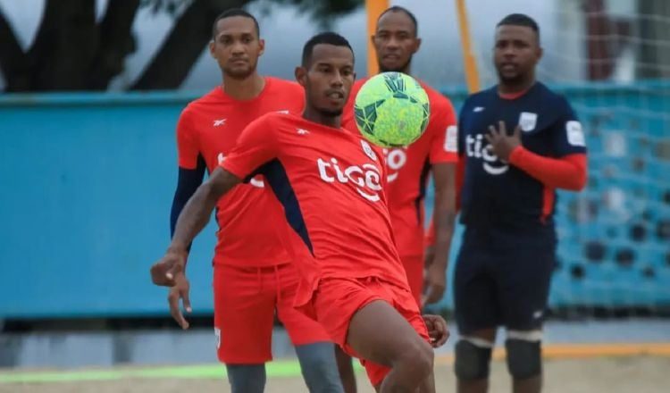 Jugadores de la selección panameña de fútbol playa en los entrenamientos. Foto: FPF
