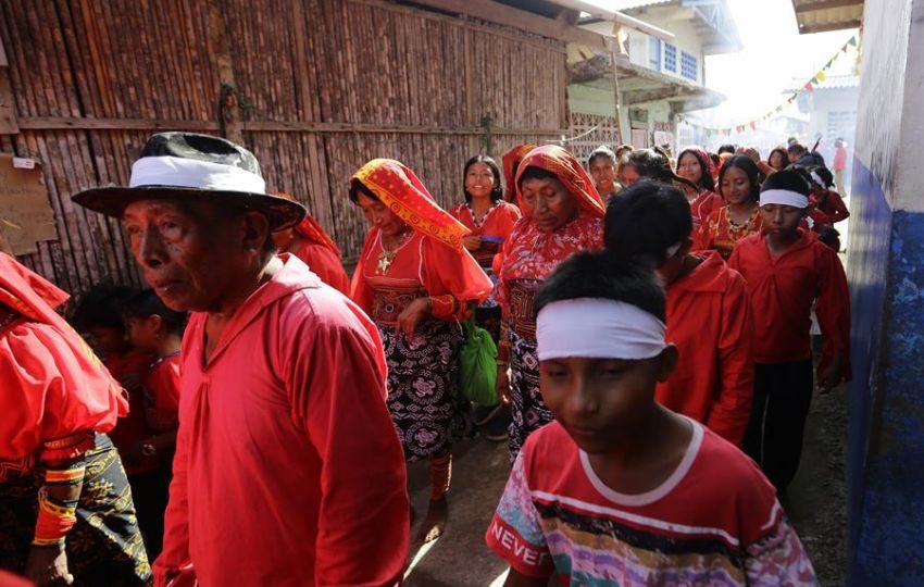 Integrantes de la etnia guna participan en la conmemoración del centenario de la Revolución Tule. Foto: EFE