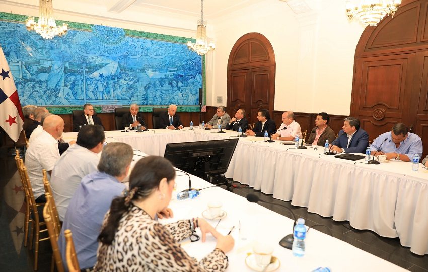 Encuentro entre autoridades estatales y representantes del sector agropecuario.  Foto: Cortesía