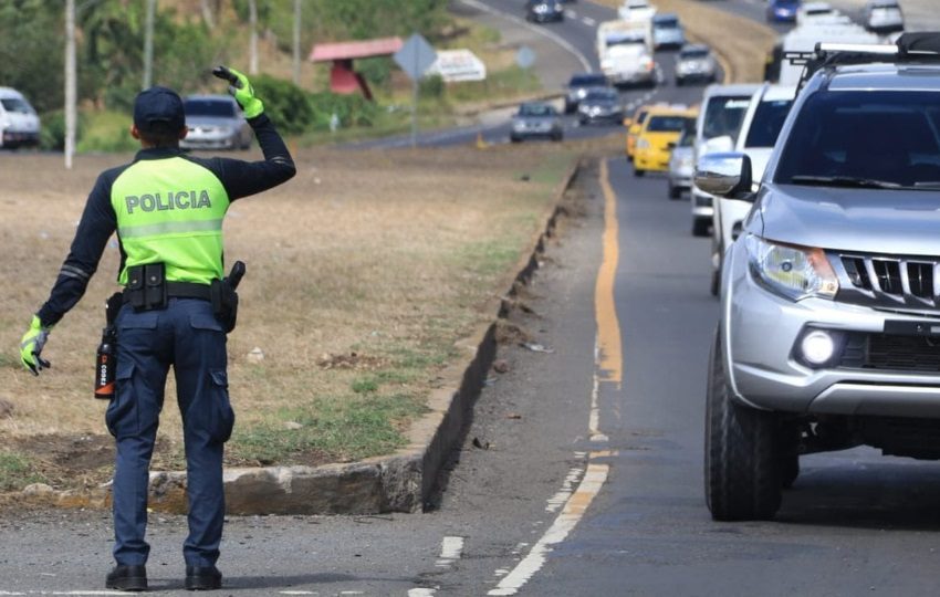 Cada hora se está contabilizando el movimiento vehicular. Foto: Archivo