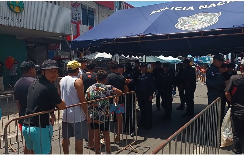 En los operativos realizados en los puntos de control dueron decomisados objetos punzo cortantes debido a que las personas portaban armas blancas, envases de vidrio, entre otras cosas. Foto.Melquíades Vásquez