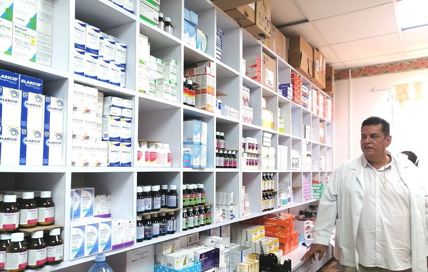 Además del ajuste en el horario, se logró un abastecimiento adecuado de medicamentos, garantizando que la farmacia cuente con los insumos necesarios para atender la demanda de la población. Foto. Thays Domínguez