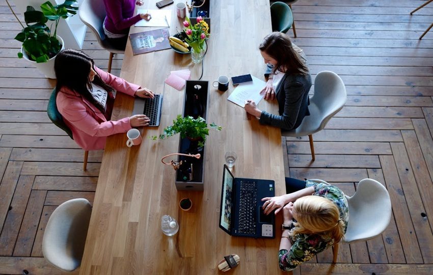 El salario de las mujeres disminuyó un 2.22%. Foto: Pexels