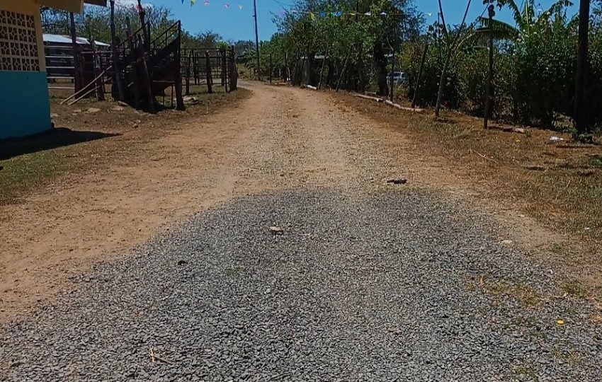 Los moradores del área están en la espera de que las actuales autoridades del sector investiguen cuándo terminarán de asfaltar la carretera. Foto. Melquíades Vásquez