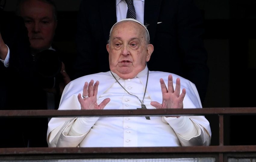 El papa Francisco saludando a la multitud que le esperaba en las puertas del hospital. Foto: EFE