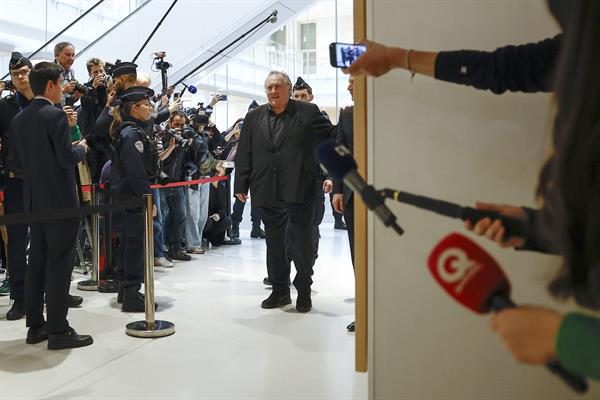 El Tribunal de París dio comienzo este lunes al juicio contra el actor francés Gérard Depardieu. Foto: EFE
