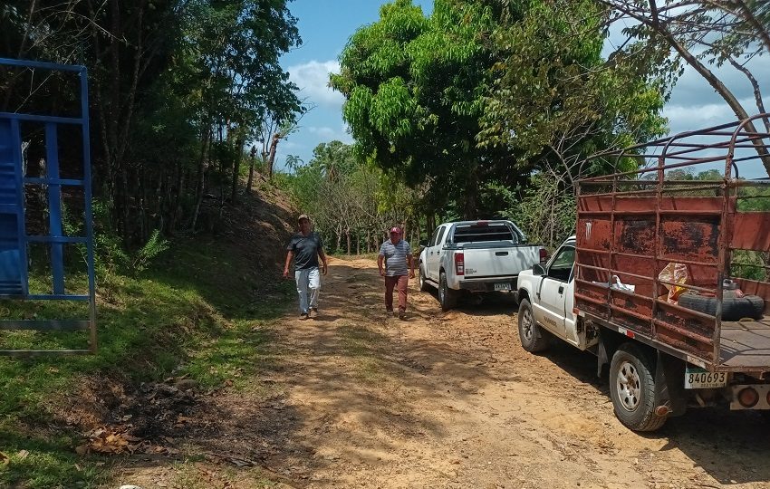 Los habitantes no descartan medidas para que el problema de la circulación por el camino que une a varias comunidades se solucione. Foto. Melquíades Vásquez