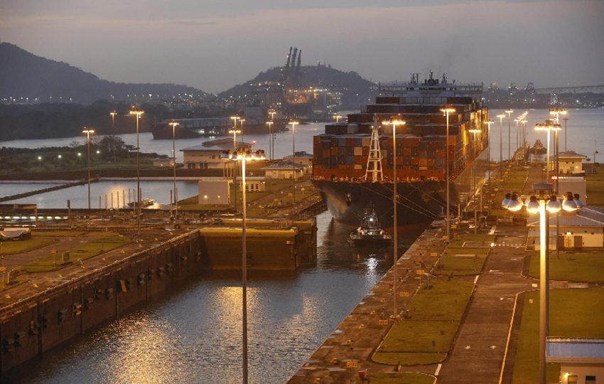 Fotografía de archivo que muestra a un buque que transita por las esclusas de Cocolí, en el Canal de Panamá. Foto: EFE