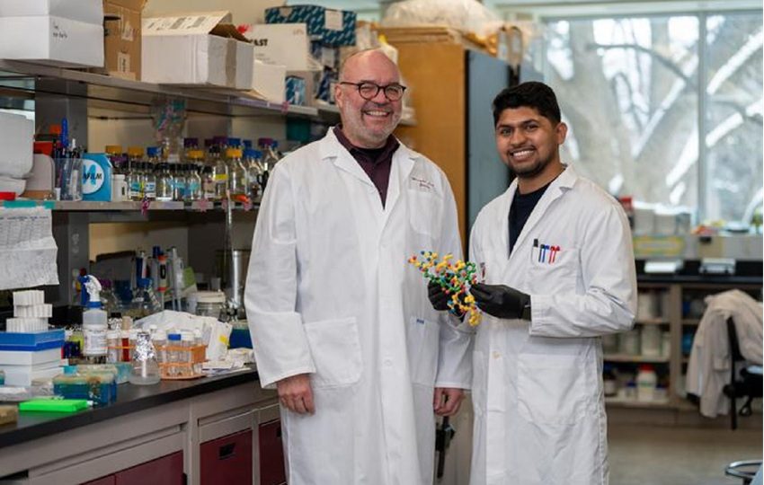 Los investigadores Gerry Wright y Manoj Jangra, de la Universidad McMaster, Canadá. EFE