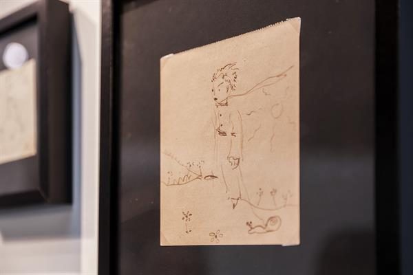 Parte de la colección de 16 ilustraciones originales de 1943 de El Principito. Foto: EFE