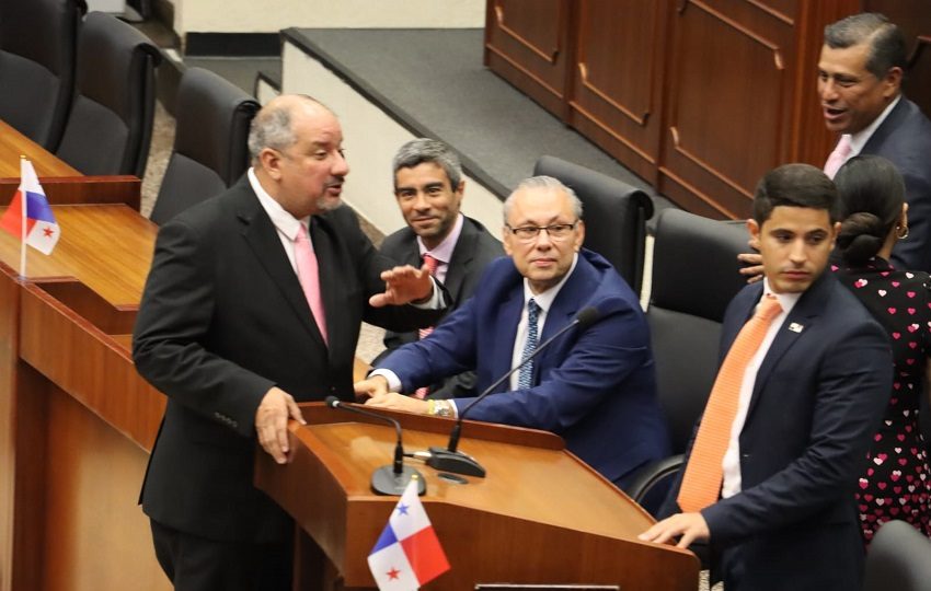 Con 52 votos a favor, cero en contra y cero abstención los diputados aprobaron en tercer debate el proyecto de Ley 165 que modifica el Código Penal relativo al delito de hurto de motores fuera de borda. Foto. Cortesía . ARAP