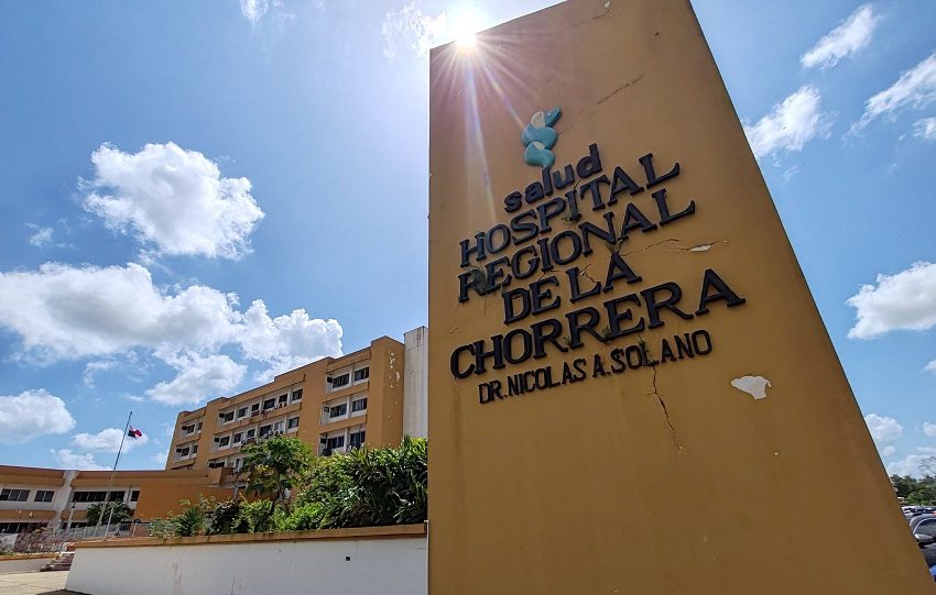 El Dr. Jorge Oro, director médico del hospital Nicolás Solano, confirmó que el estudiante de doceavo grado se encuentra en condición médica estable. Foto. Archivo