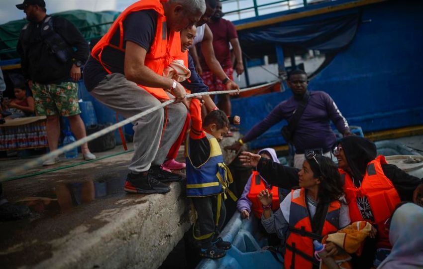 Migrantes venezolanos abordando un barco que los llevará a la frontera con Colombia. Foto: EFEMigrantes venezolanos abordando un barco que los llevará a la frontera con Colombia. Foto: EFE