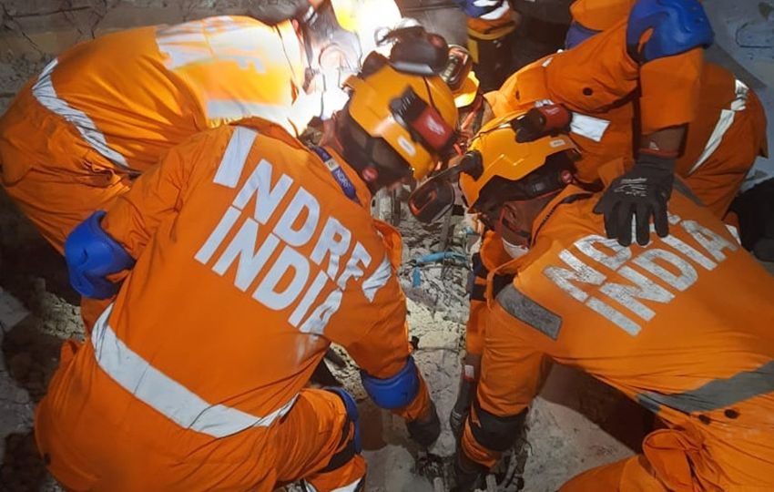 Bomberos rescataron a dos hombres. Foto: EFE