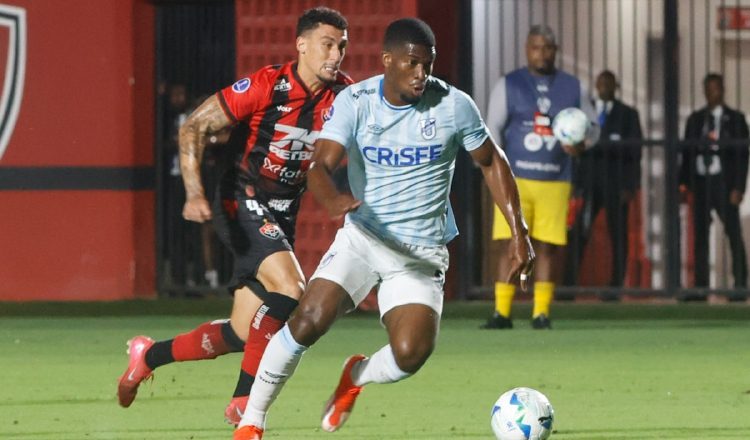 El panameño Azarias Londoño de Universidad Católica (der.) disputa el balón contra Gabriel Baralhas del Vitoria. Foto: EFE