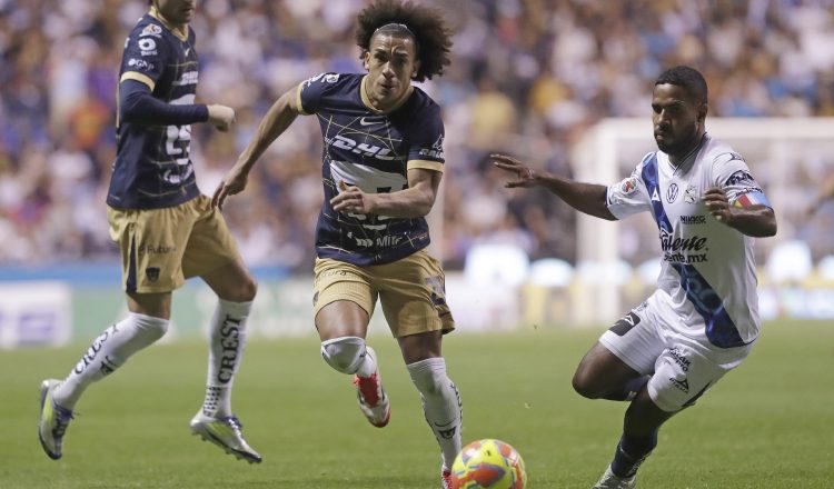 Adalberto 'Coco' Carrasquilla (cent.) anotó su primer gol con Pumas. Foto:EFE
