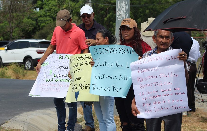 Mario Prado, representante legal de una de las familias, dijo que “tenemos la percepción de que existe cierto fuero y privilegio en este caso por tratarse de un cantante con cierta fama”. Foto. Eric Montenegro