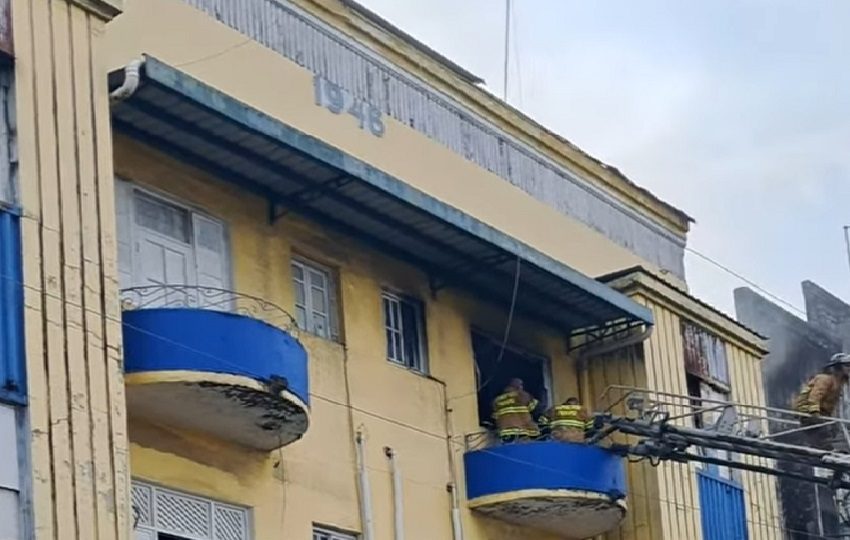 Desde temprano se inició un incendio en la parte superior del edificio 1946. Foto. Diómedes Sánchez