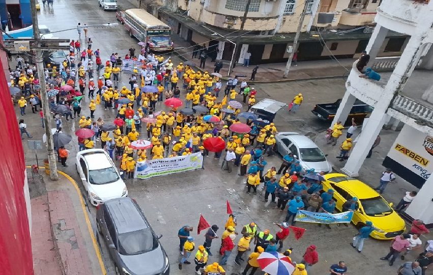 Los docentes se concentraron en los alrededores de la calle 10, en la Avenida Central, donde denunciaron la presencia de la Policía Nacional, lo que calificaron como un acto de intimidación.