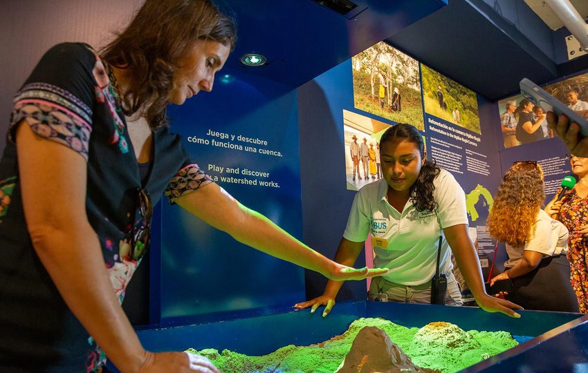Imágenes dentro de la exhibición Agua Salud en el Centro Natural Punta Culebra. Foto: Jorge alemán/STRI