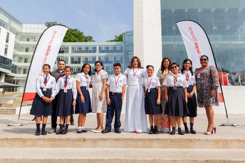 Estudiantes finalistas del concurso en compañía de sus docentes. Foto: Cortesía Fundación Terpel
