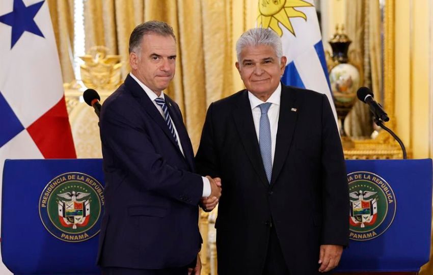 El presidente de Panamá, José Raúl Mulino (d), saluda al presidente de Uruguay, Yamandú Orsi. Foto: EFE