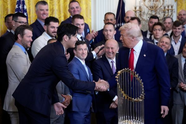 El presidente de EE.UU., Donald Trump (d), estrecha la mano del jugador Shohei Ohtani durante una reunión con los campeones de la Serie Mundial 2024, Los Angeles Dodgers, en el Salón Este de la Casa Blanca . Foto: EFE