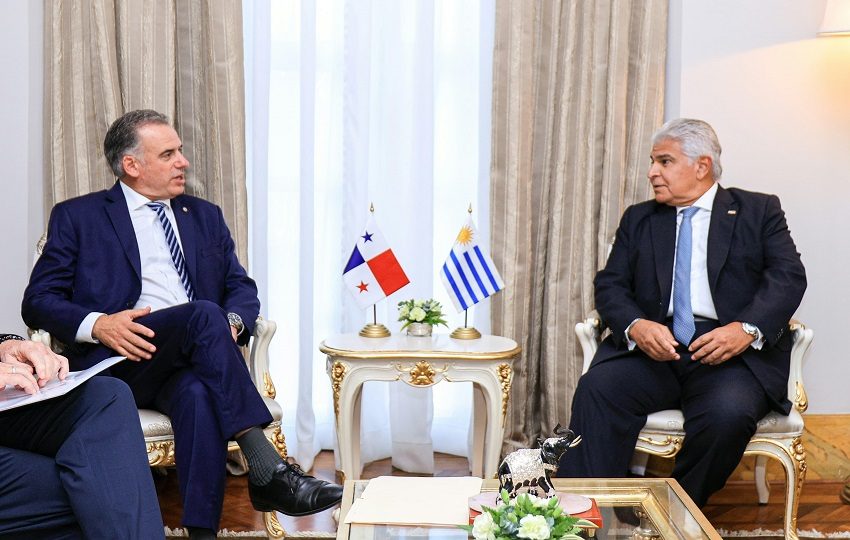 El presidente de Uruguay, Yamandú Orsi, junto a su homólogo panameño, José Raúl Mulino. Foto: Cortesía