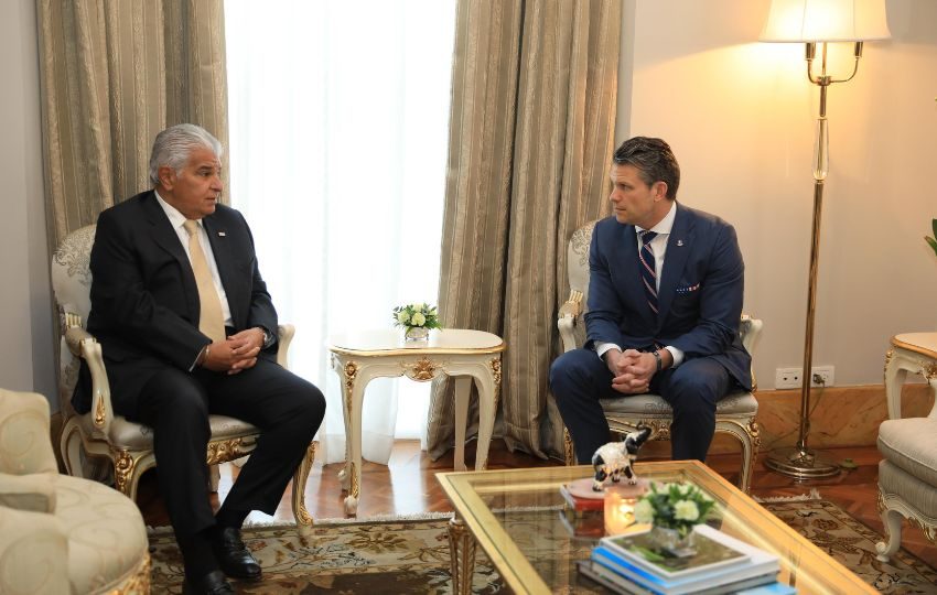 El presidente José Raúl Mulino, junto al secretario de Defensa de Estados Unidos, Pete Hegseth. Foto: Cortesía