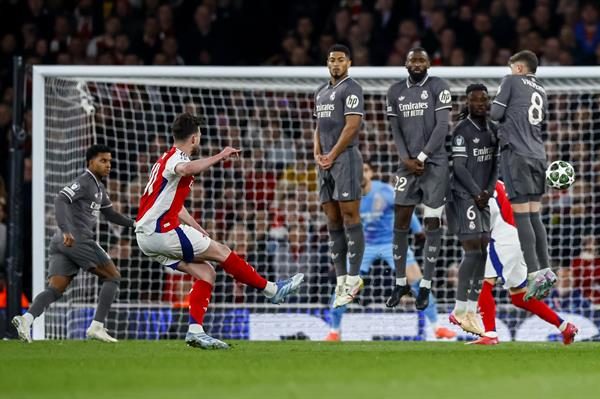 Declan Rice del Arsenal (izq.) anota de tiro libre contra Arsenal. Foto: EFE