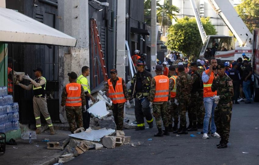 Un centenar de personas han sido trasladadas a distintos centros de salud de Santo Domingo. Foto: EFE