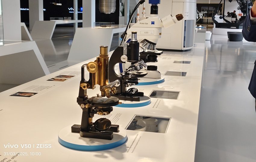 Desde microscopios hasta sofisticadas cámaras tiene el Museo de Óptica de Zeiss. Foto: KL