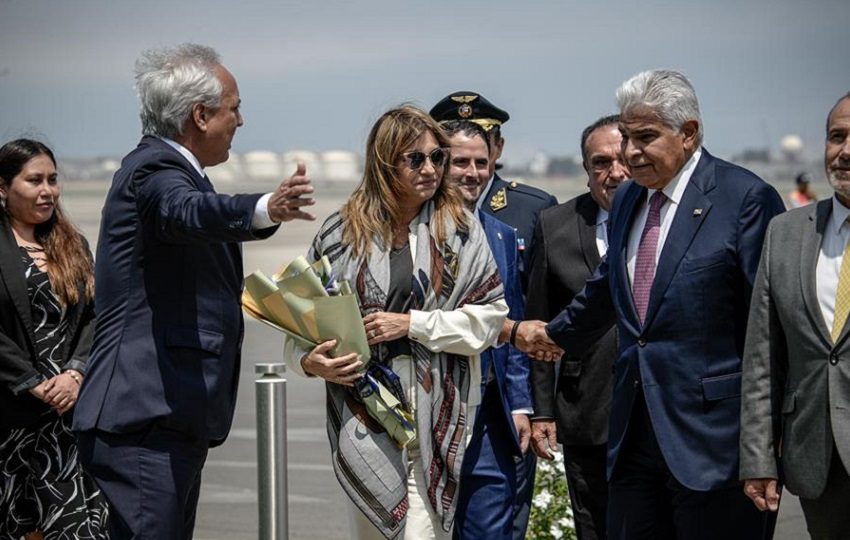 El presidente de Panamá, José Raúl Mulino, a su llegada al aeropuerto de la Fuerza Aérea de Perú este jueves. EFE