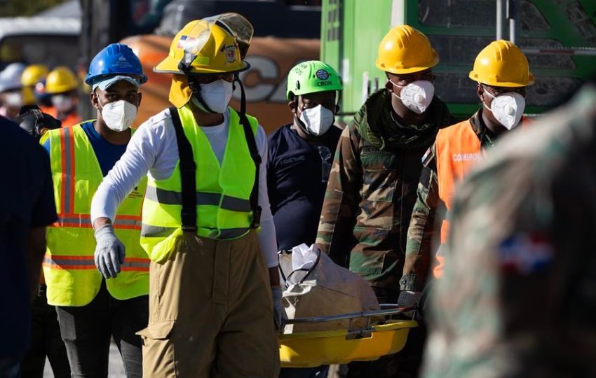 Rescatistas trasladan un cadáver del accidente en la discoteca Jet Set. Foto: EFE