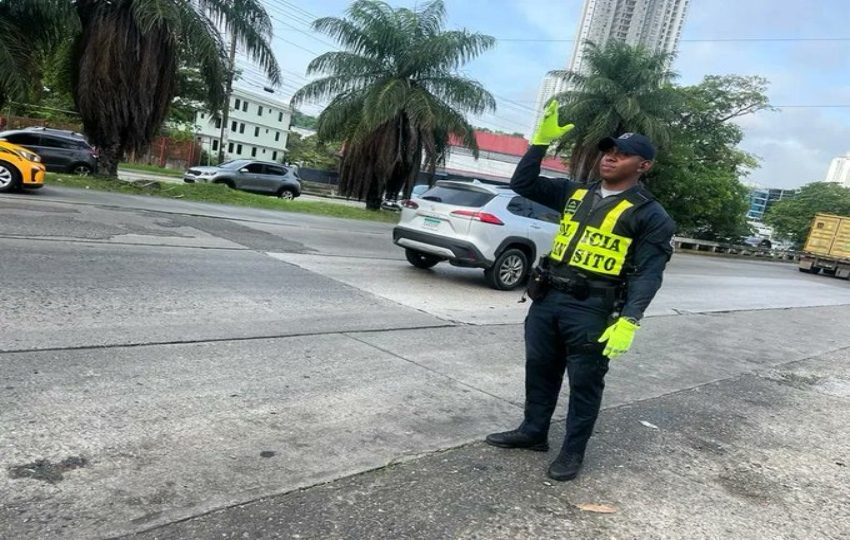 Policía de tránsito dirigiendo al tráfico. Foto: Cortesía.