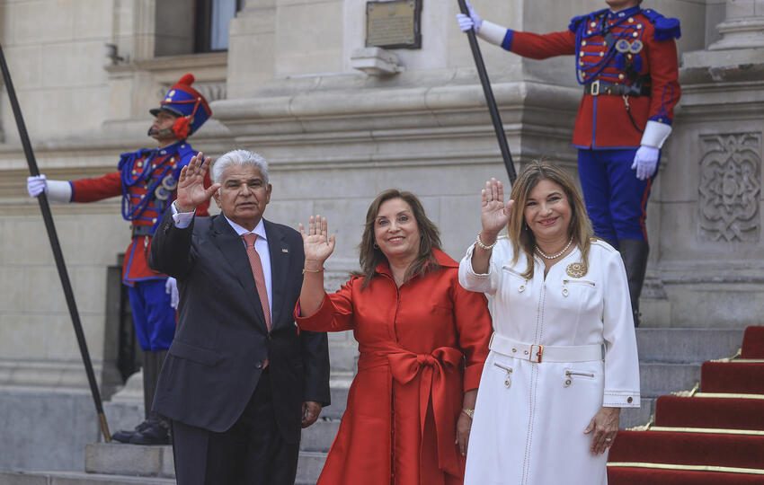 El presidente de Panamá, José Raúl Mulino (i), su esposa Maricel Cohen de Mulino (d), y la presidenta de Perú, Dina Boluarte (c), durante un acto este viernes, en Lima. Foto: EFE